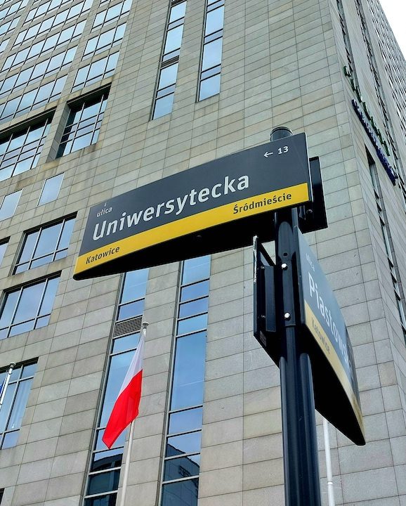 Budynek przy ulicy Uniwersyteckiej w Katowicach, w którym mieści się siedziba firmy